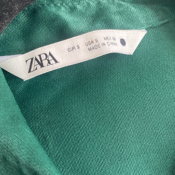 SILKY EMERALD GREEN BUTTON UP BLOUSE - Picture 2 of 3